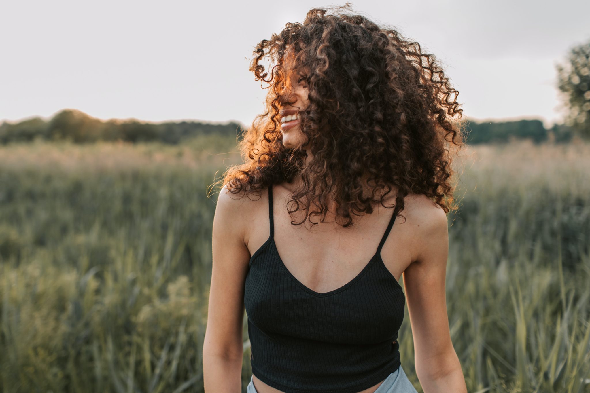 Coiffeur cheveux bouclés : sublimez vos cheveux - Henri Michel